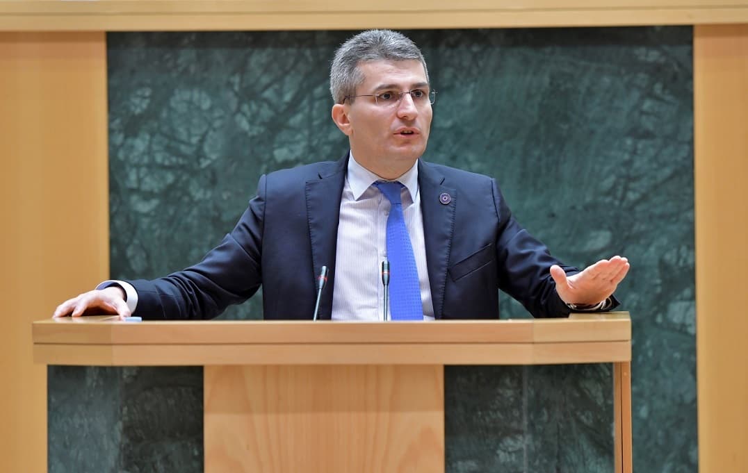 მამუკა მდინარაძე – თქვენი მონათლული რუსული კანონი სინამდვილეში სულ არ არის რუსული, ნუ განიხილავთ პარტიულ კონფერენციებს ისე, რომ „ფეიკ კამპანიას“ ეძღვნება