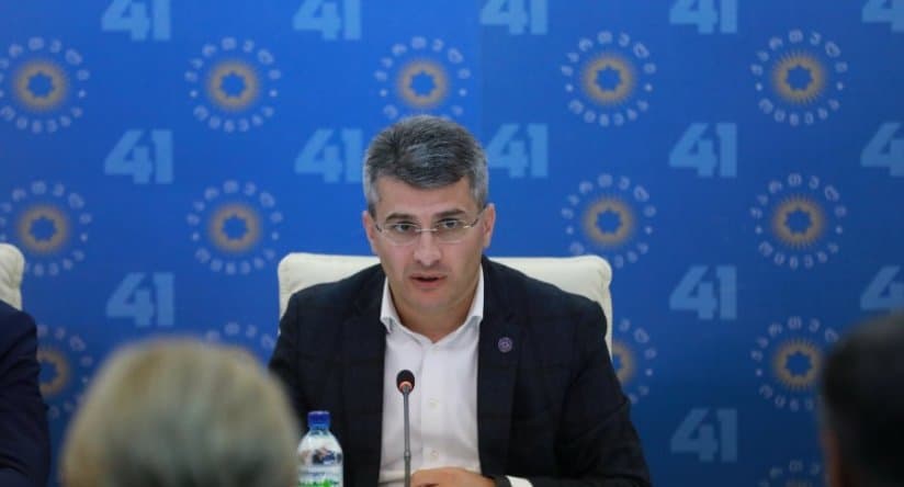 მამუკა მდინარაძე – ქალბატონი რასა, რომელიც აღლუმზე დასასწრებად ოფიციალური მოტივით ჩამოდიოდა, შემდეგ “ნაცების“ შეკრებაზე გარბოდა