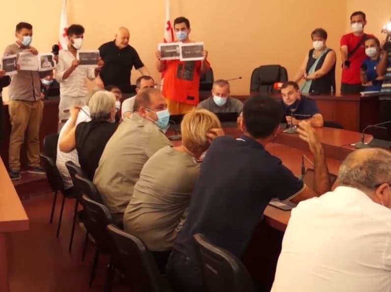 მედიის წარმომადგენლებმა გორის საკრებულოს სხდომაზე აქცია-პერფორმანსი მოაწყვეს