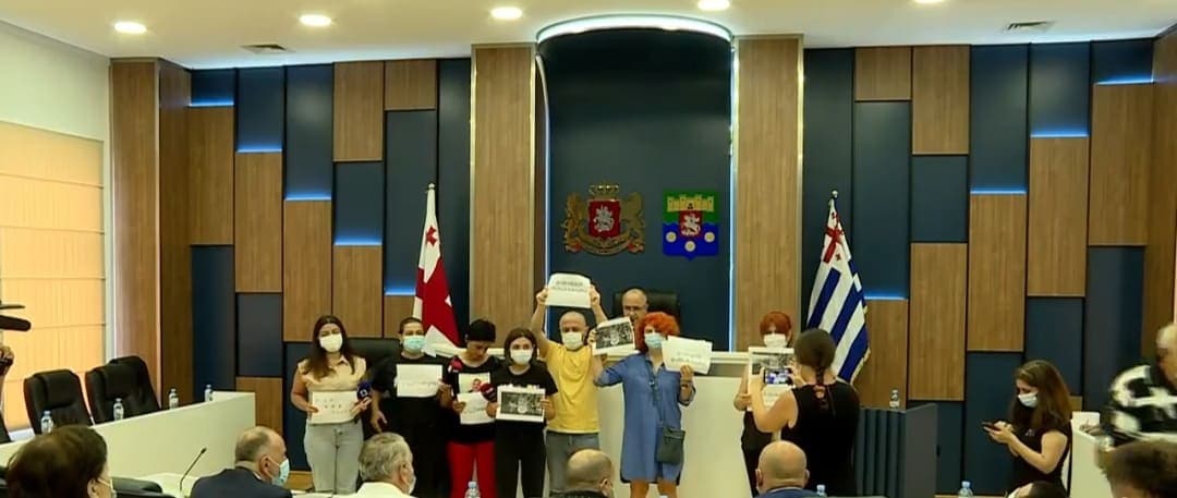 ბათუმში, საკრებულოს სხდომის დაწყებამდე მედიის წარმომადგენლებმა ლექსო ლაშქარავას ფოტოები გამოიტანეს