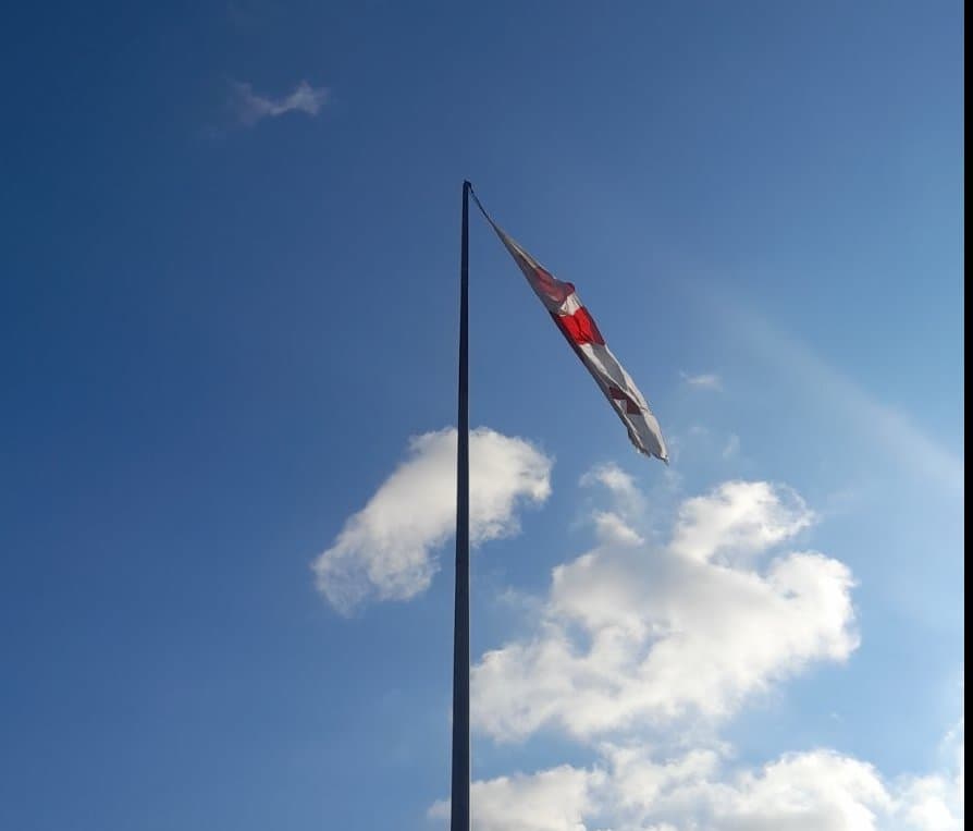 ძლიერმა ქარმა დავით აღმაშენებლის ხეივანში აღმართული სახელმწიფო დროშა დააზიანა