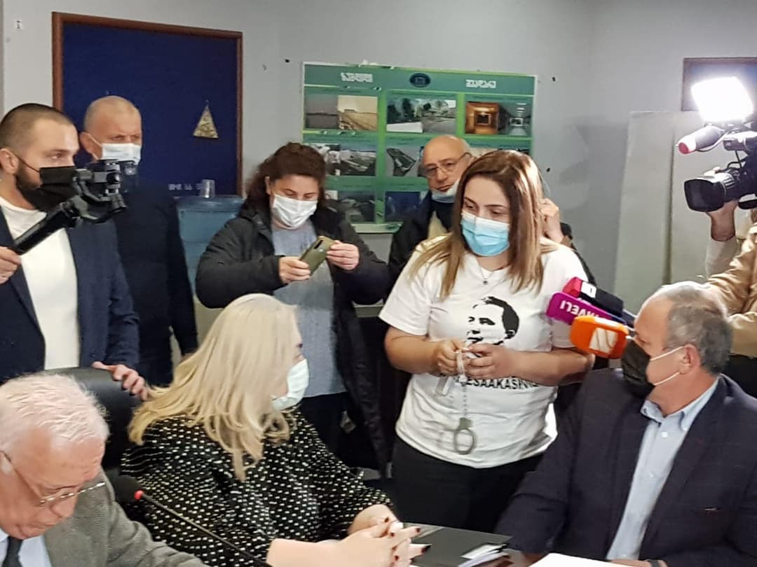 მირანდა მესხს “ნაციონალური მოძრაობის” წევრებმა სიმბოლურად ხელბორკილი გადასცეს