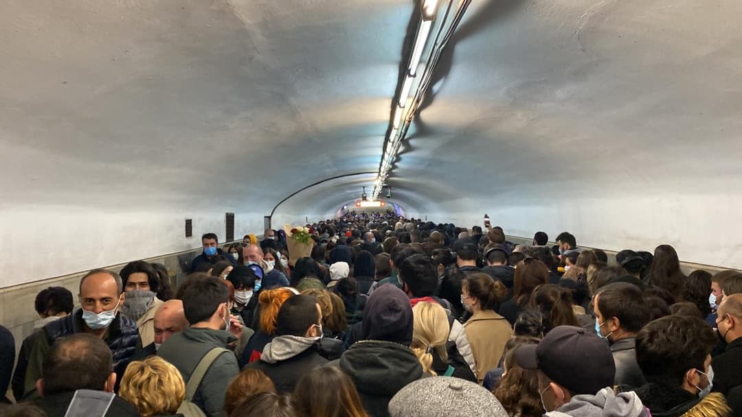 მეტროსადგურებში მოქალაქეების დიდი რაოდენობის გამო გადაადგილება გართულებულია