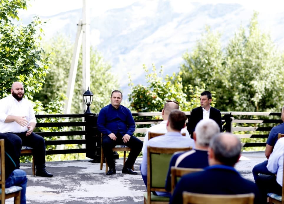 გიორგი გახარია გუდაურში ადგილობრივ მეწარმეებს და სასტუმროების წარმომადგენლებს შეხვდა