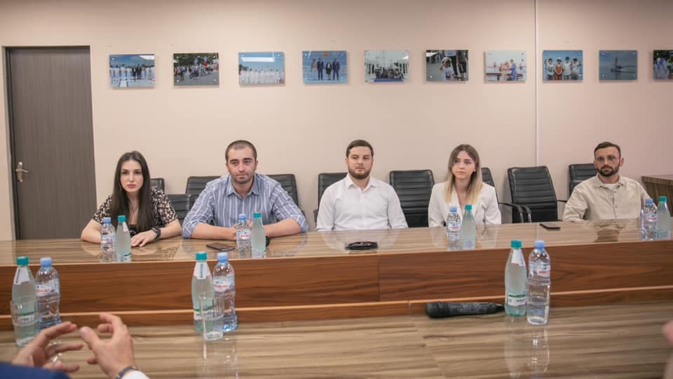 მეკობრეების ტყვეობიდან გათავისუფლებული ქართველი მეზღვაურები სამშობლოში დაბრუნდნენ