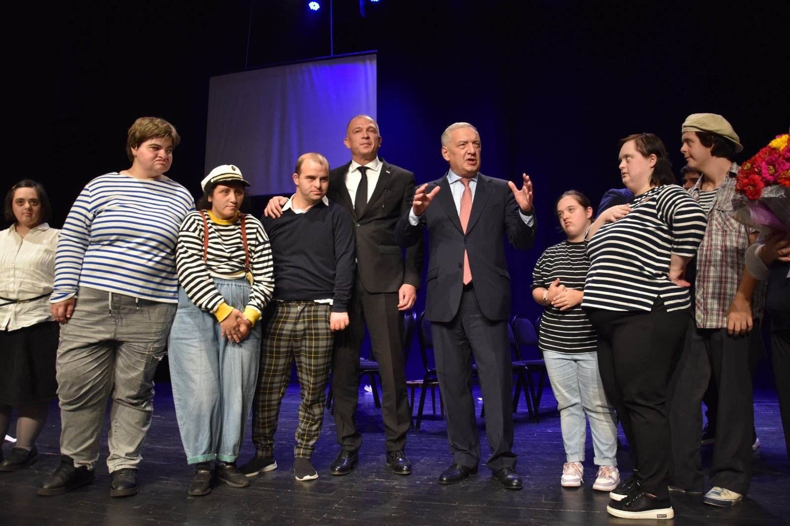 Frontnews image description