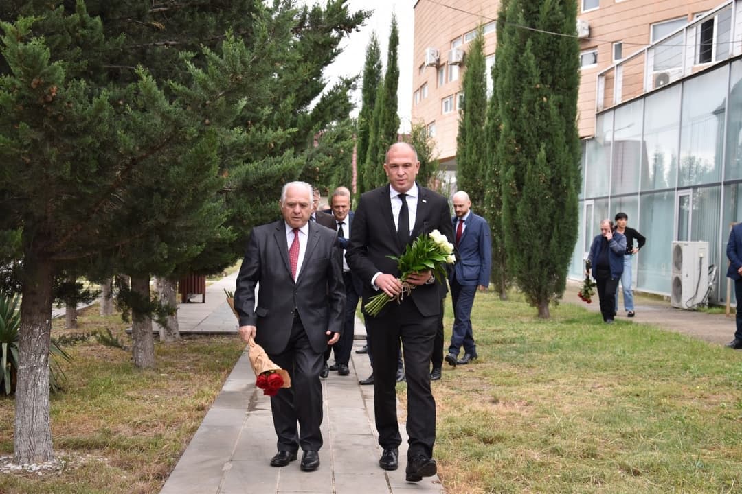ლევან მგალობლიშვილმა ეროვნული გმირებისა და აფხაზეთის ავტონომიური რესპუბლიკის უმაღლესი საბჭოს პირველი თავმჯდომარის ხსოვნას პატივი მიაგო