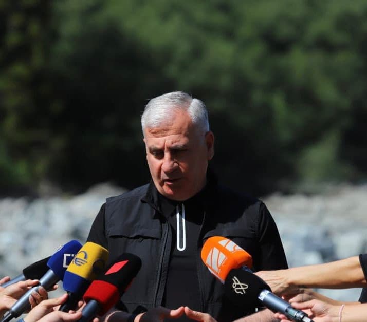 თემურ მღებრიშვილი – უსაფრთხო ადგილზე გადაყვანილია 50-მდე ადამიანი, ნაპოვნია ორი ცხედარი, ერთი მოზარდის ძებნა გრძელდება