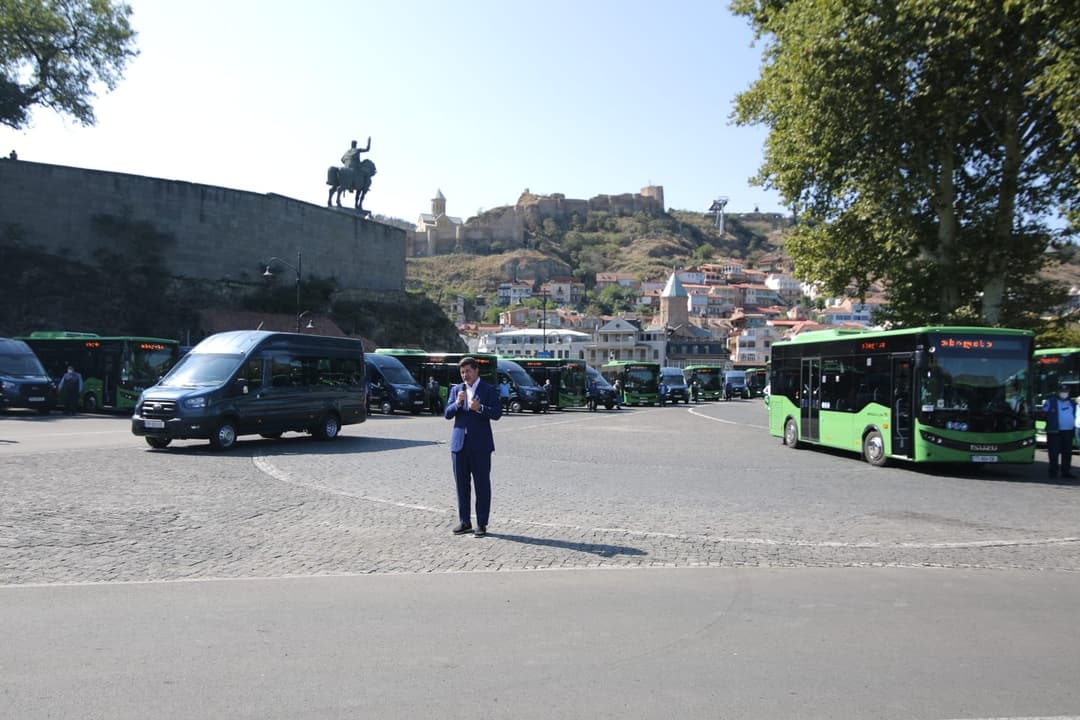 დედაქალაქის მგზავრებს დამატებით ახალი მიკროავტობუსები და 8-მეტრიანი ავტობუსები მოემსახურება