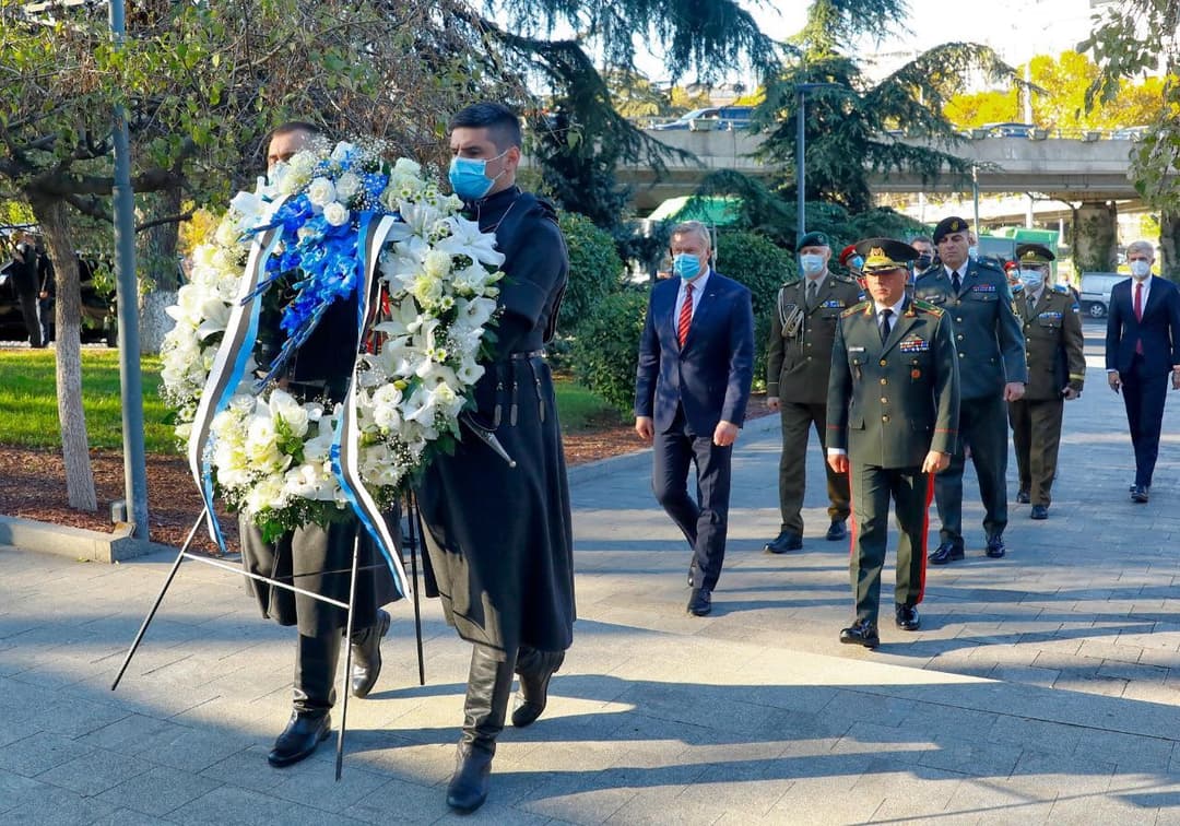 ესტონეთის თავდაცვის მინისტრმა გმირთა მემორიალი გვირგვინით შეამკო