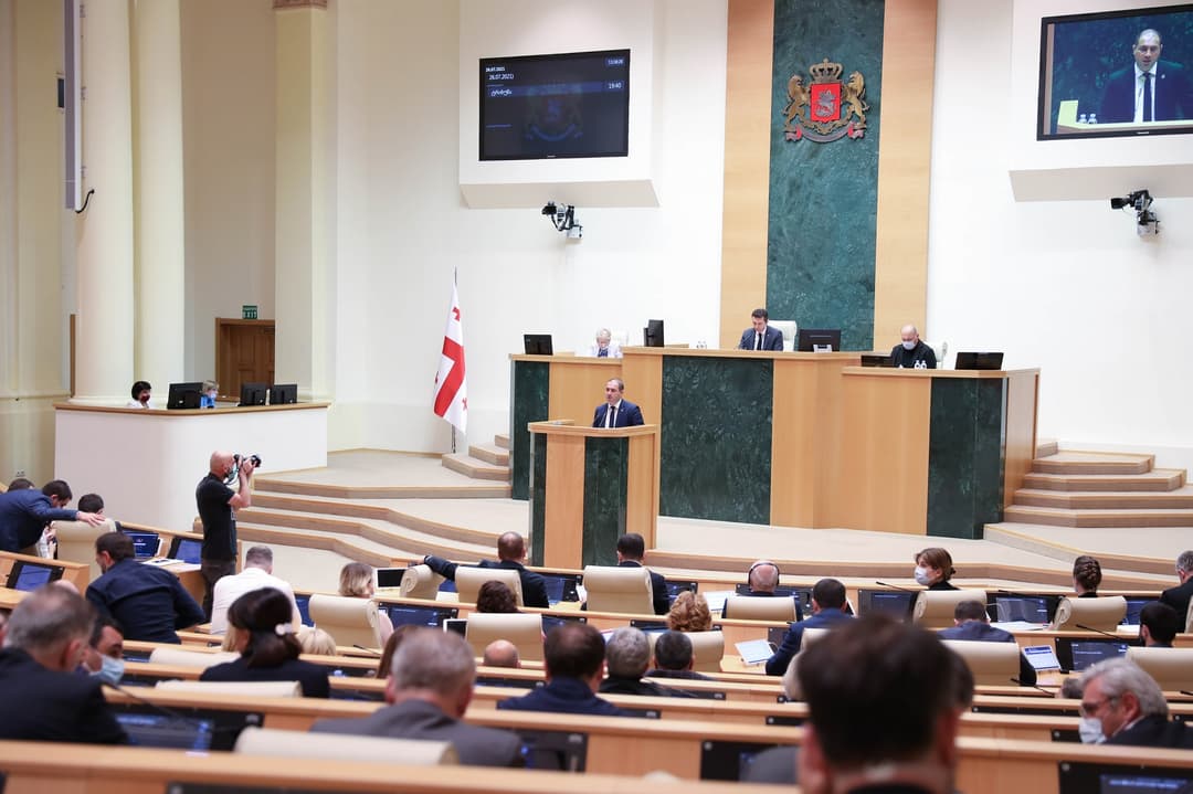 პარლამენტში არჩევნების შემსწავლელი დროებითი საგამოძიებო კომისიის საქმიანობის შედეგების შესახებ დადგენილების პროექტის განხილვა მიმდინარეობს
