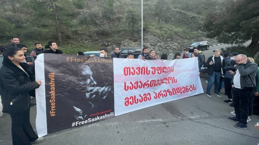 სამოქალაქო აქტივისტები ბიძინა ივანიშვილის სახლთან საპროტესტო აქციას მართავენ