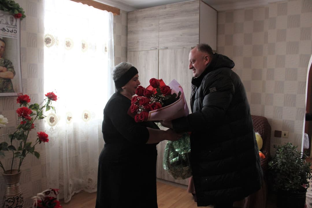 ჭიათურის მუნიციპალიტეტის მერმა შინდისის ბრძოლაში დაღუპული შმაგი კუპატაძის დედას დედის დღე მიულოცა