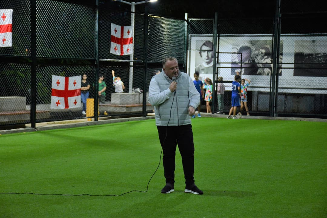 ჭიათურაში ზურაბ წერეთლის სახელობის ხელოვნურსაფარიანი სტადიონი გაიხსნა