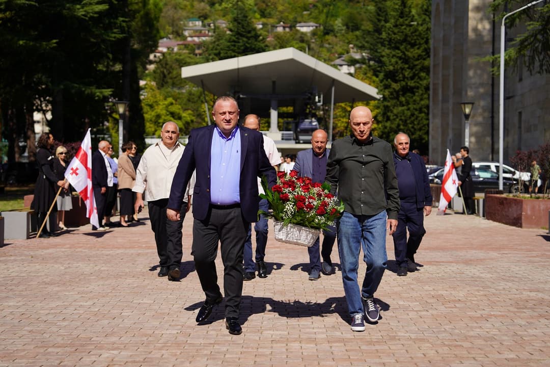 ჭიათურის მერმა ადგილობრივი ხელისუფლების წარმომადგენლებთან ერთად აფხაზეთის ომში დაღუპული გმირების მემორიალი გვირგვინით შეამკო