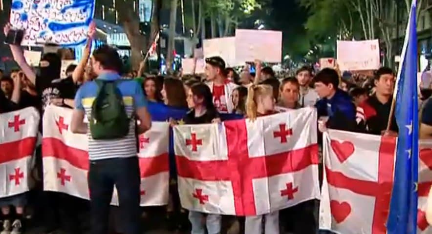 აქციის მონაწილეები იუსტიციის სახლამდე მსვლელობას მართავენ