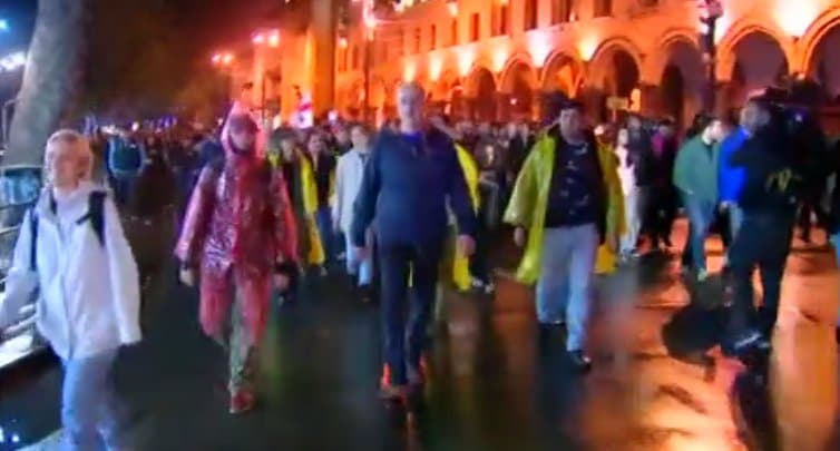 აქციის მონაწილეები გმირთა მოედნისკენ მსვლელობას მართავენ