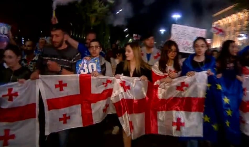 აქციის მონაწილეები უზენაესი სასამართლოს მიმართულებით მსვლელობას მართავენ