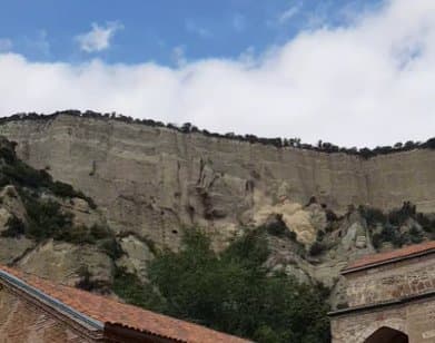 “შიო მღვიმის მონასტრის ჩრდილოეთით, ციცაბოდ დახრილ ფერდობზე ადგილი ჰქონდა სხვადასხვა შემადგენლობის მასის მყისიერ ჩამოშლას”