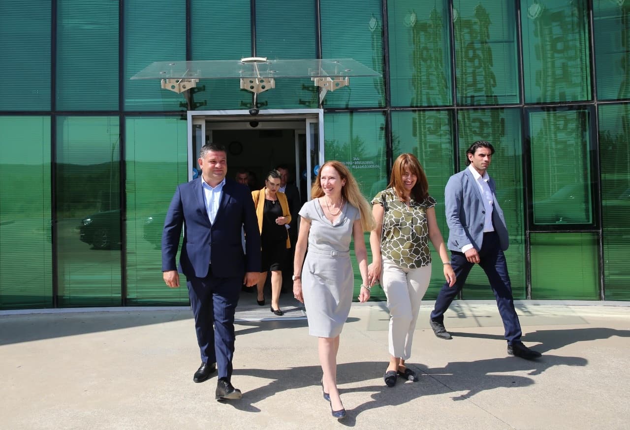 Frontnews image description