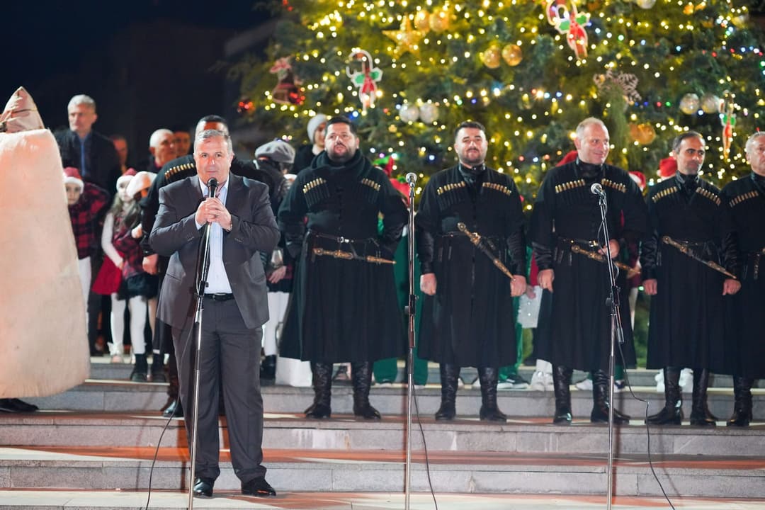 წყალტუბოს მთავარი ნაძვის ხე საზეიმოდ აინთო