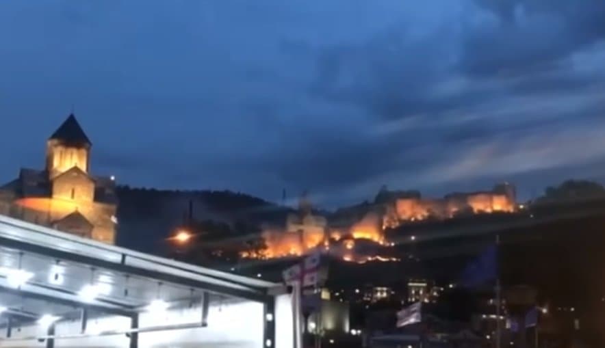 ნარიყალას ციხესთან ხანძარია