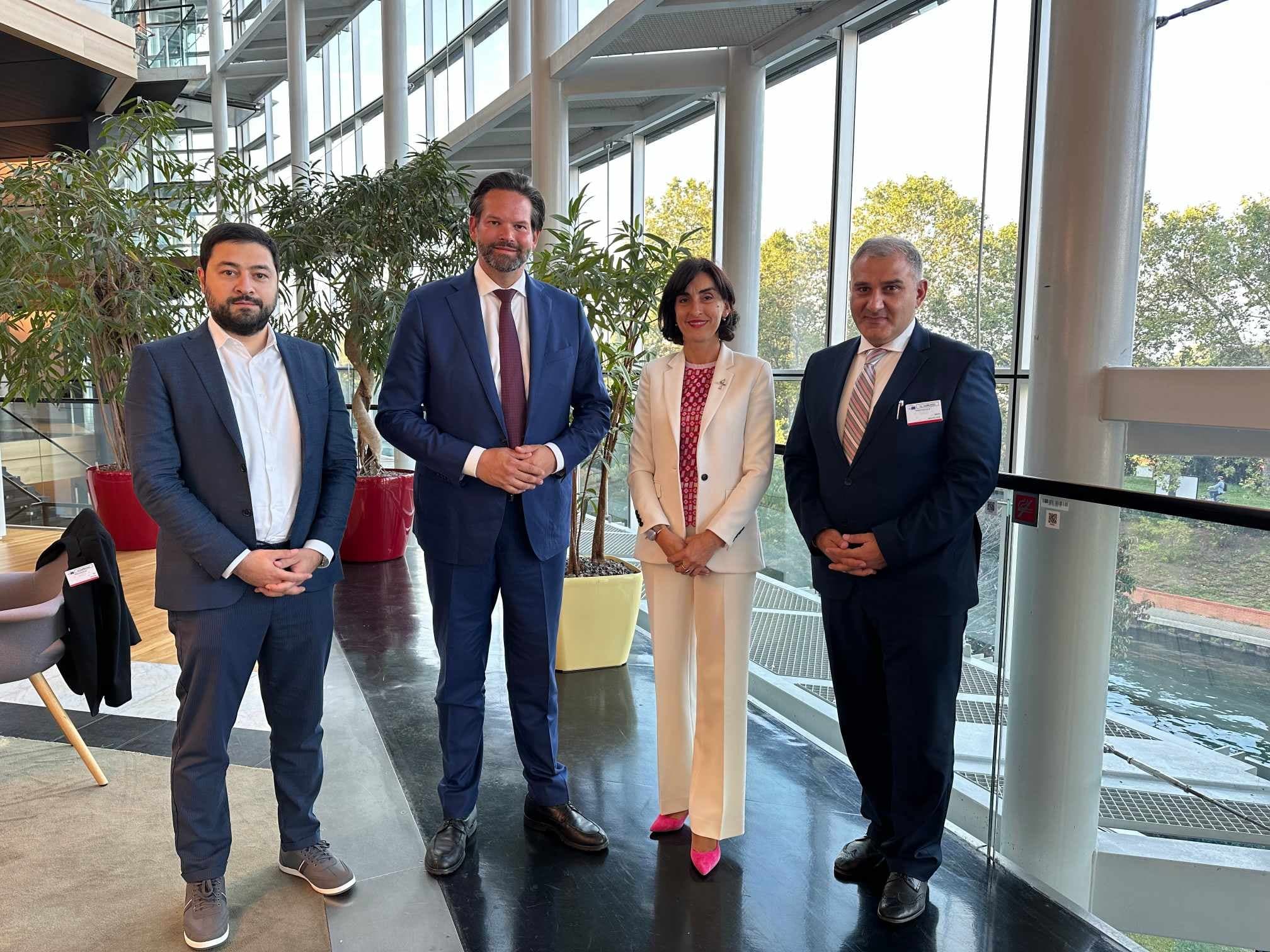 Frontnews image description