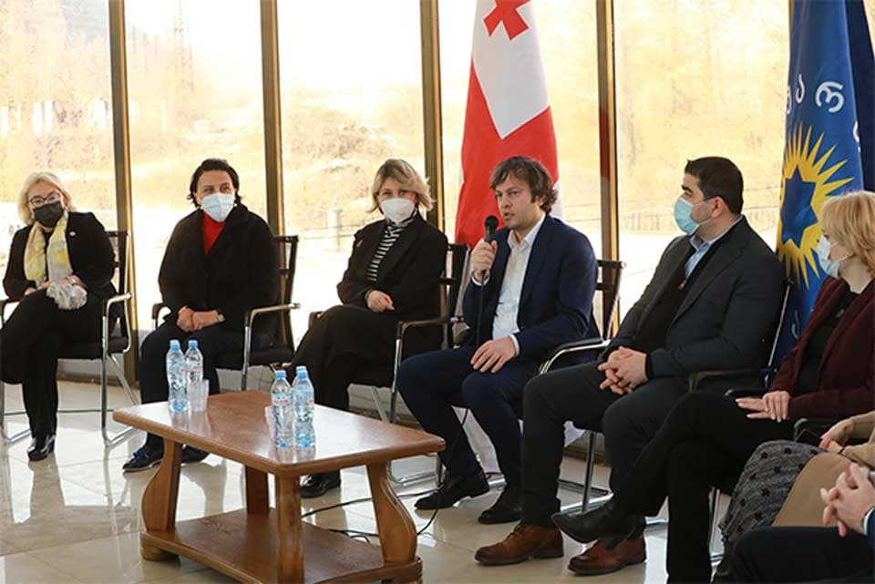 პარლამენტის თავმჯდომარე და უმრავლესობის წევრები ამბროლაურში პარტიის ადგილობრივი ორგანიზაციების წევრ ქალებს შეხვდნენ