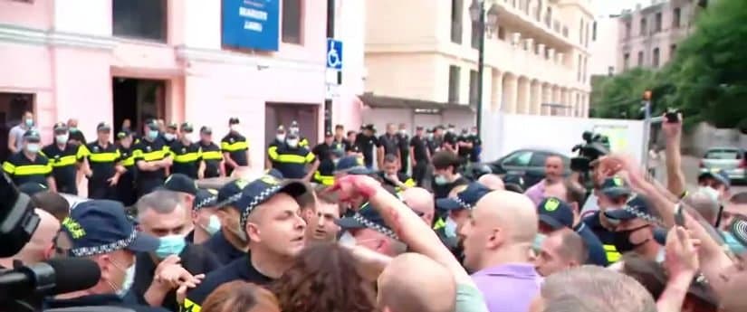 “ოცნების” ოფისთან ოპოზიციის წევრებს და აქტივისტებს აკავებენ