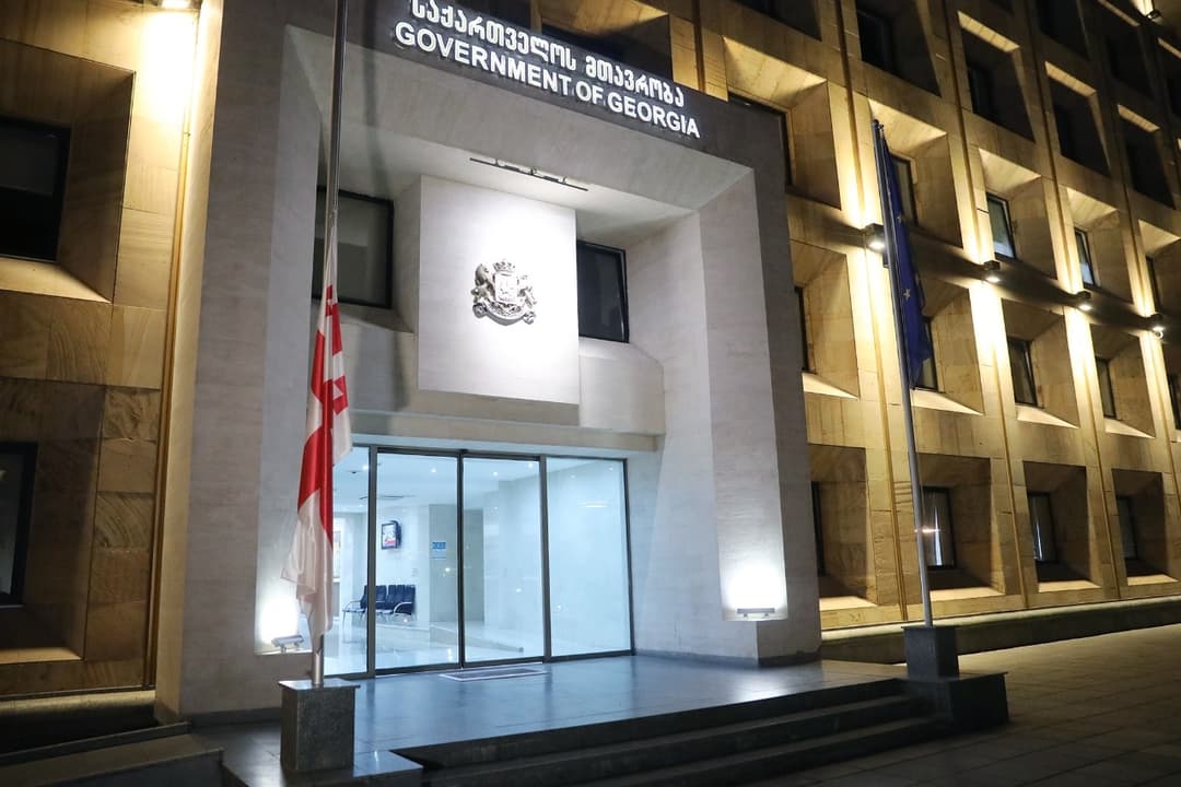 საბჭოთა ოკუპაციის დღესთან დაკავშირებით, მთავრობის ადმინისტრაციის შენობაზე სახელმწიფო დროშა დაეშვა