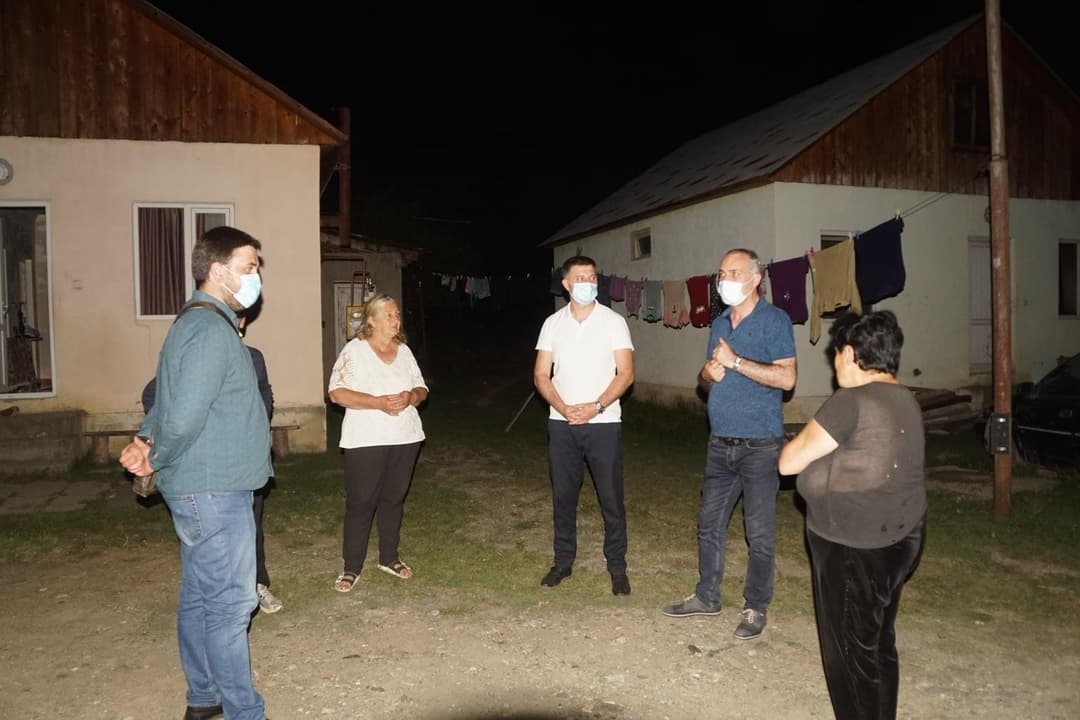 ონის “ქართული ოცნების” მერობის კანდიდატი გიგა სახელაშვილის სახელობის დასახლებაში მცხოვრებ მოსახლეობას შეხვდა