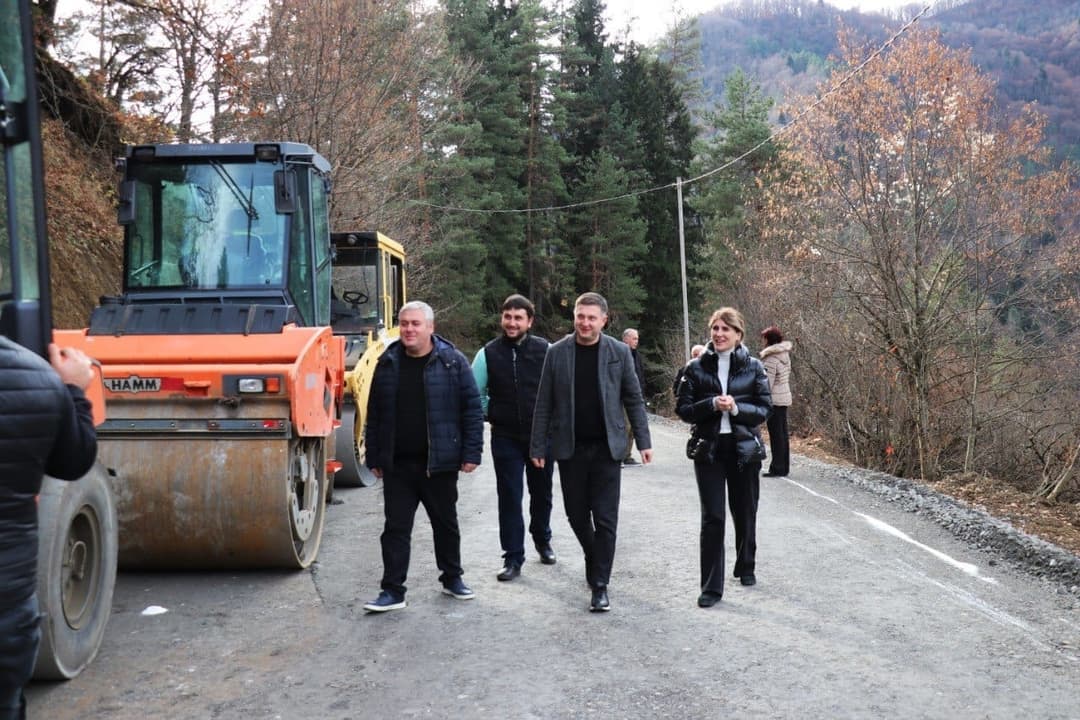 ონის მუნიციპალიტეტში საკაო, ლაგვანთა, მაჟიეთი, ხიდეშლების საავტომობილო გზის სარეაბილიტაციო სამუშაოების მე-3 ეტაპი, აქტიურ რეჟიმში მიმდინარეობს