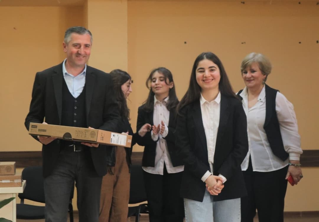 ონის საჯარო სკოლის წარჩინებულ მოსწავლეებს პორტაბელური კომპიუტერები გადაეცათ