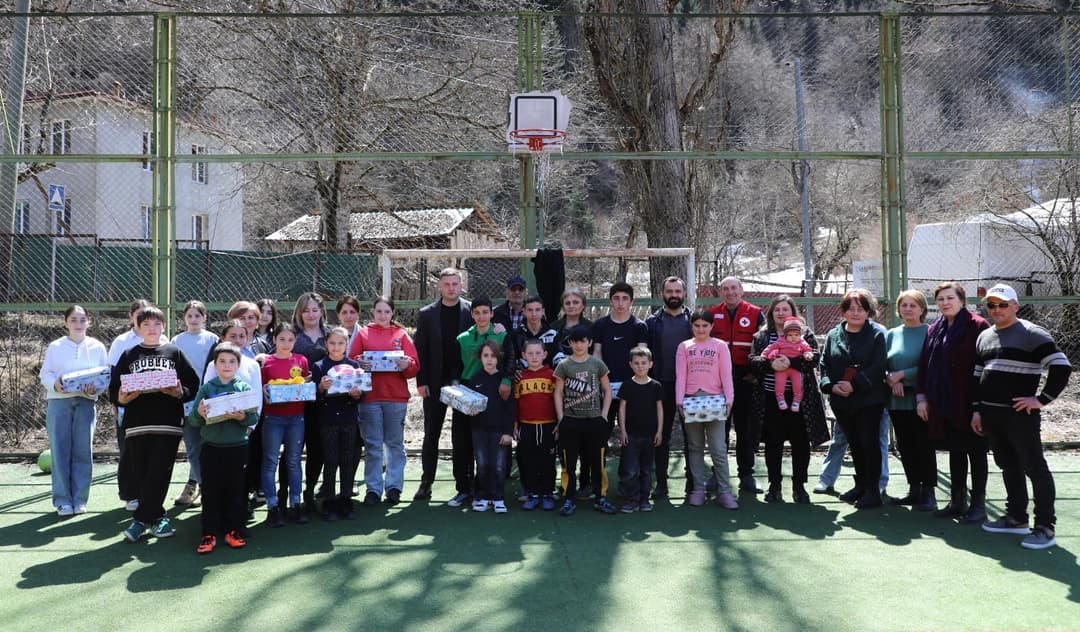 სოფელ გლოლის საჯარო სკოლის მოსწავლეებსა და სკოლამდელი განათლების აღსაზრდელებს საჩუქრები გადასცეს