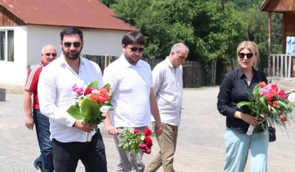 2008 წლის ომში გმირულად დაღუპული პოლიციის ლეიტენანტის გიგა სახელაშვილის მემორიალი ყვავილებით შეამკეს