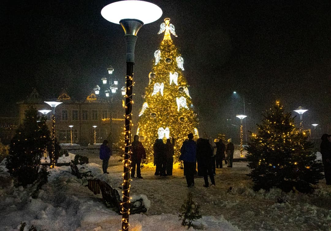 ონში ქალაქის მთავარი ნაძვის ხე აინთო