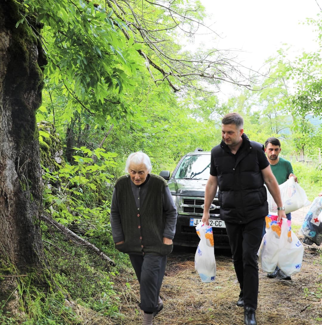ონის მუნიციპალიტეტის მერი სოფელ ბარში, ხანძრის შედეგად დაზარალებულ ოჯახს შეხვდა