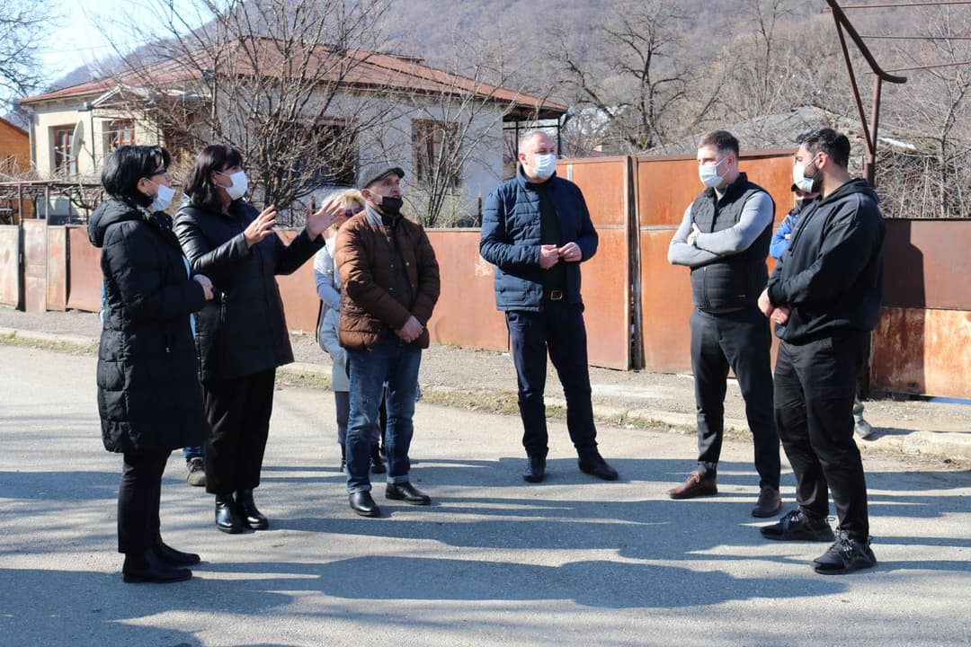 ონის მუნიციპალიტეტის მერი სააკაძის ქუჩაზე მდებარე მრავალსართულიანი ბინების მაცხოვრებლებს შეხვდა