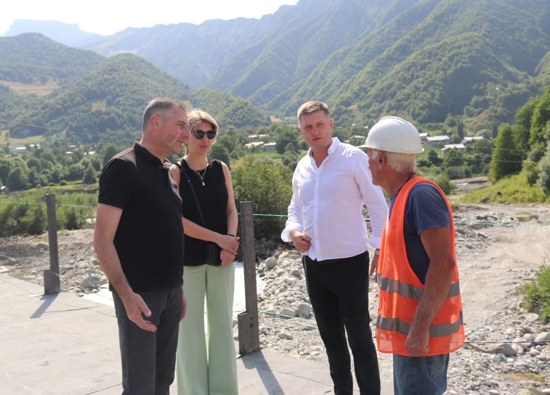 ადგილობრივი ხელისუფლების წარმომადგენლებმა სოფელ ღებში სახიდე გადასასვლელების სამშენებლო სამუშაოები დაათვალიერეს