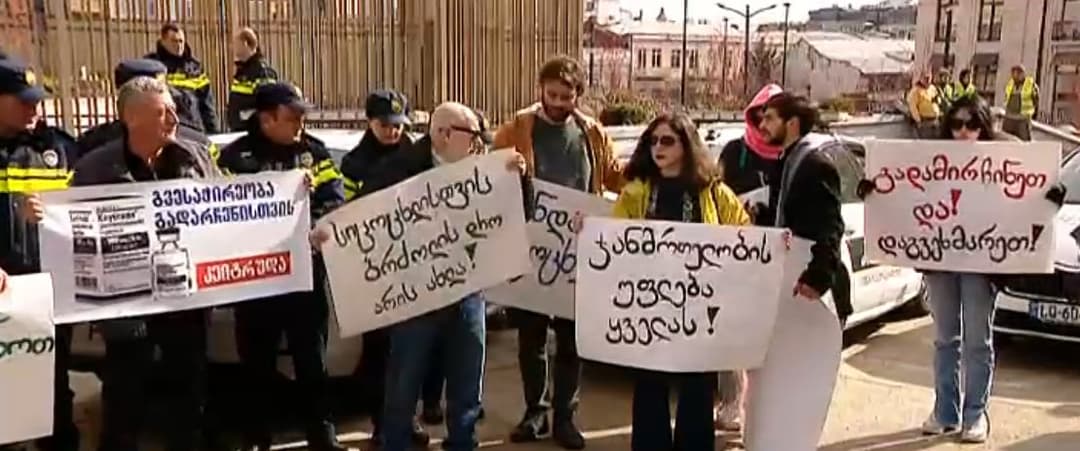 Cancer patients’ relatives rally at Gov’t office over treatment funding