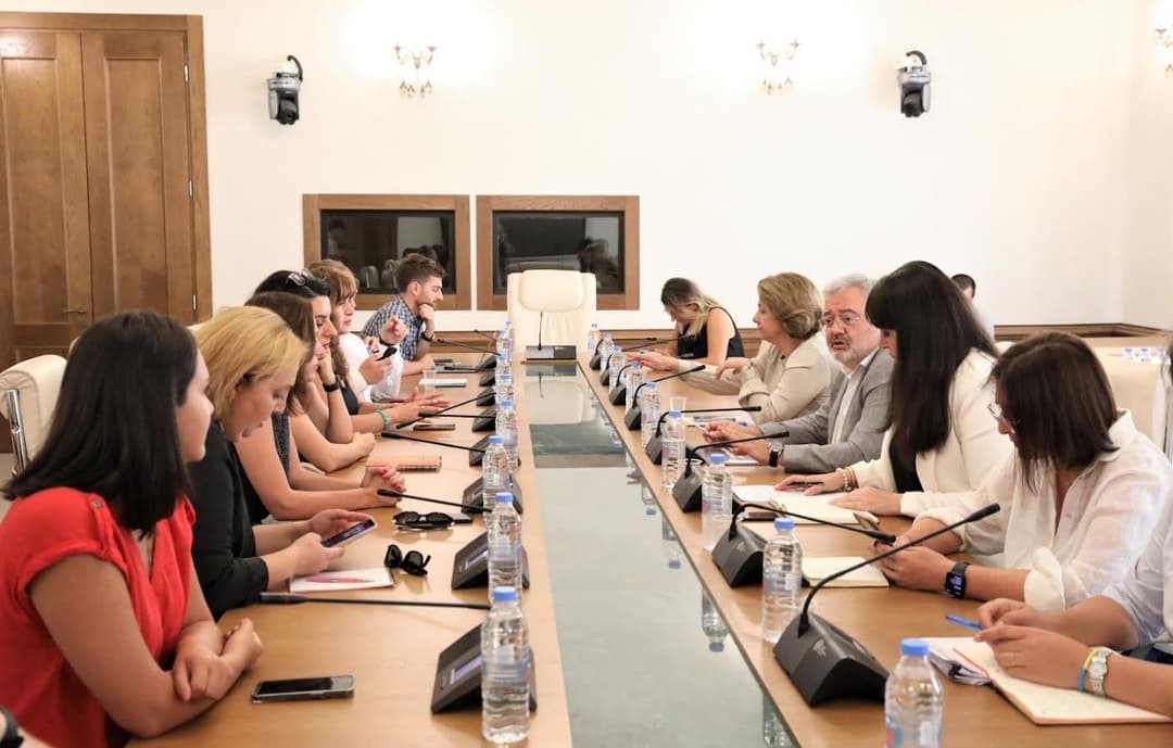 ოპოზიციური პარტიების წარმომადგენლებმა სამოქალაქო სექტორთან სამუშაო შეხვედრა გამართეს