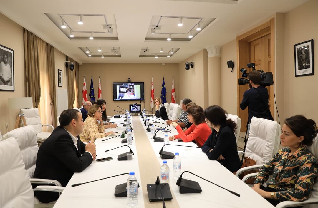 საპარლამენტო ოპოზიციის წევრები გელათის სამონასტროს კომპლექსთან დაკავშირებით საექსპერტო წრეების წარმომადგენლებს შეხვდნენ