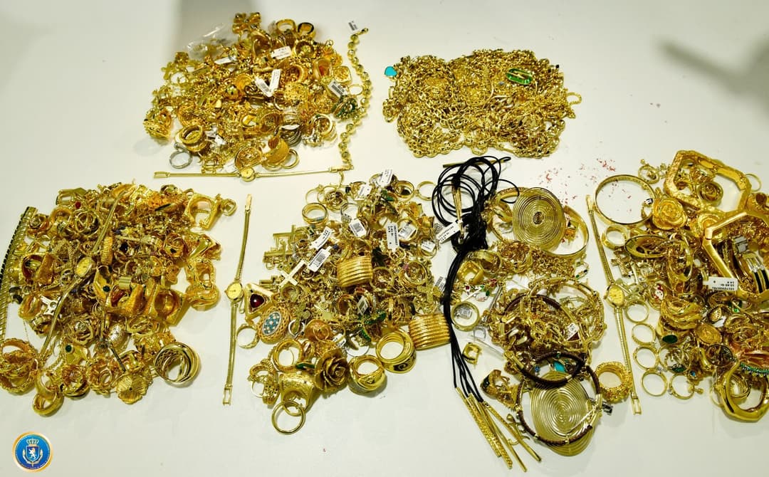 განსაკუთრებით დიდი ოდენობით ძვირფასი ლითონის ნაკეთობების კონტრაბანდის ფაქტზე სამი პირი დააკავეს