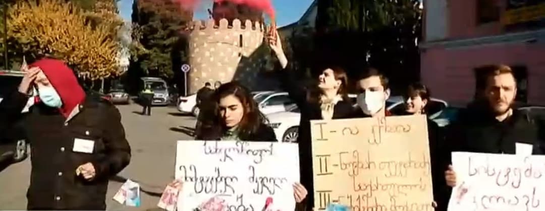 სამოქალაქო აქტივისტები “ქართული ოცნების” ოფისთან საპროტესტო აქციას მართავენ