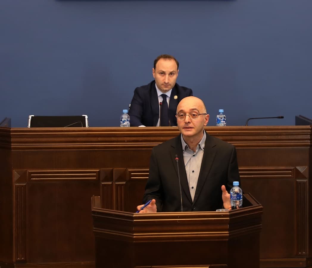 პარლამენტში ცესკოს თავმჯდომარისა და კომისიის წევრობის კანდიდატურების მოსმენა დაიწყო