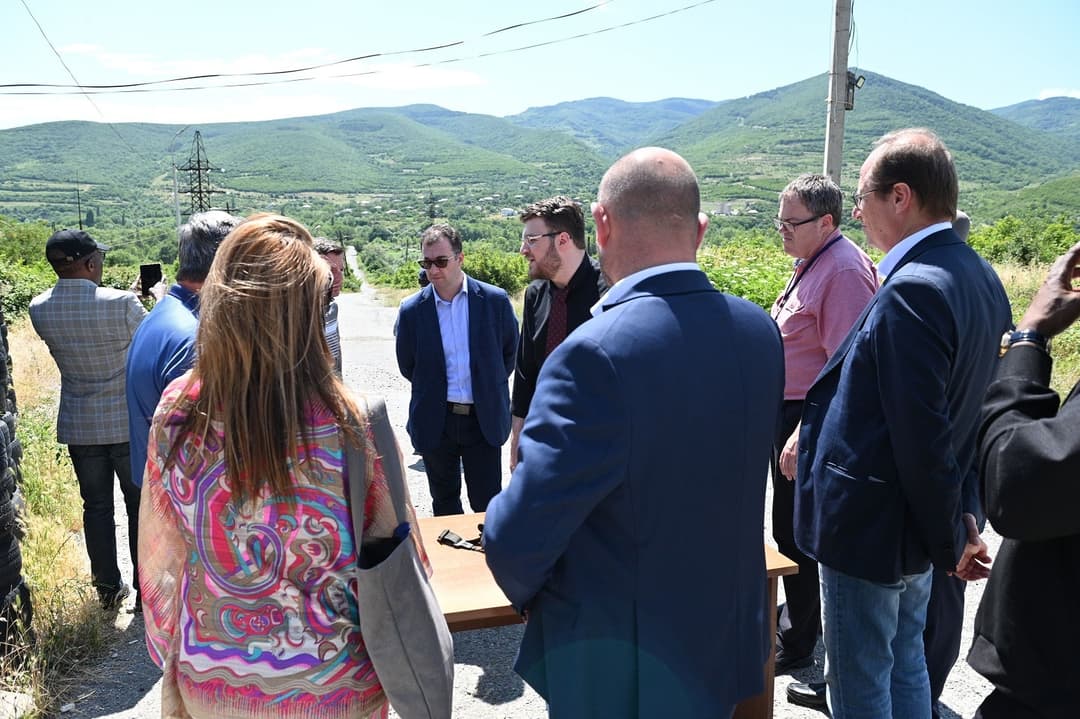 ფრანკოფონიის საპარლამენტო ასამბლეის ბიუროს წევრები სოფელ ოძისში, საოკუპაციო ხაზთან იმყოფებოდნენ