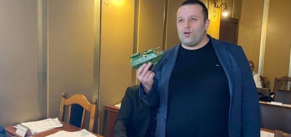 “ოცნების” დეპუტატებმა ოზურგეთის საკრებულოში ენმ-ის წევრებს სათამაშო ტანკები და თვითმფრინავები მიუტანეს