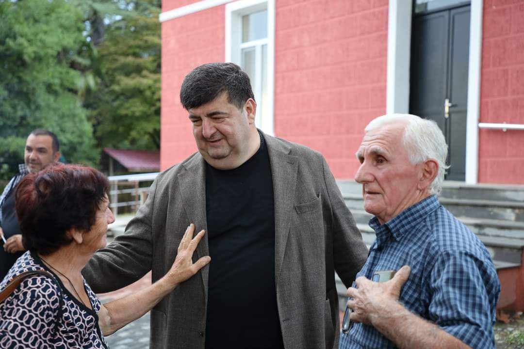 წინასაარჩევნო კამპანიის ფარგლებში ოზურგეთში მოსახლეობასთან შეხვედრები გრძელდება