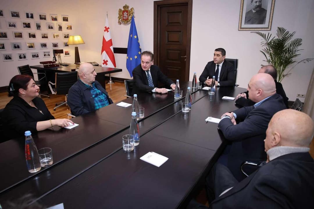 შალვა პაპუაშვილმა ეროვნული ბიბლიოთეკის ხელმძღვანელ პირებს ახალი დირექტორი წარუდგინა