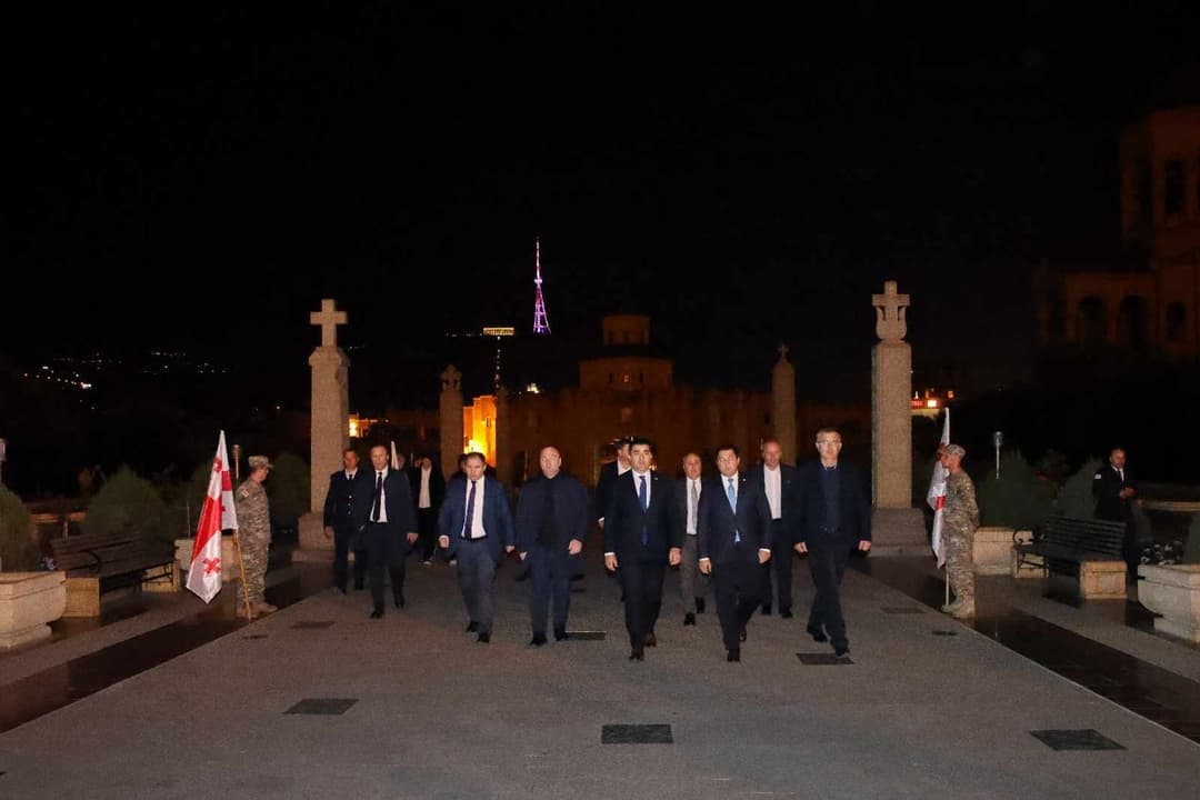 შალვა პაპუაშვილმა და პარლამენტის წევრებმა აფხაზეთის ოკუპირებული ტერიტორიიდან გადმოსვენებული 20 პირის ხსოვნას პატივი მიაგეს